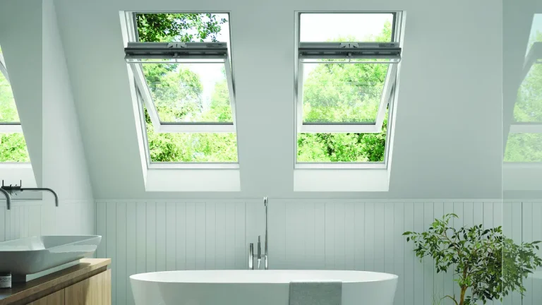 Kunststof dakraam in badkamer
