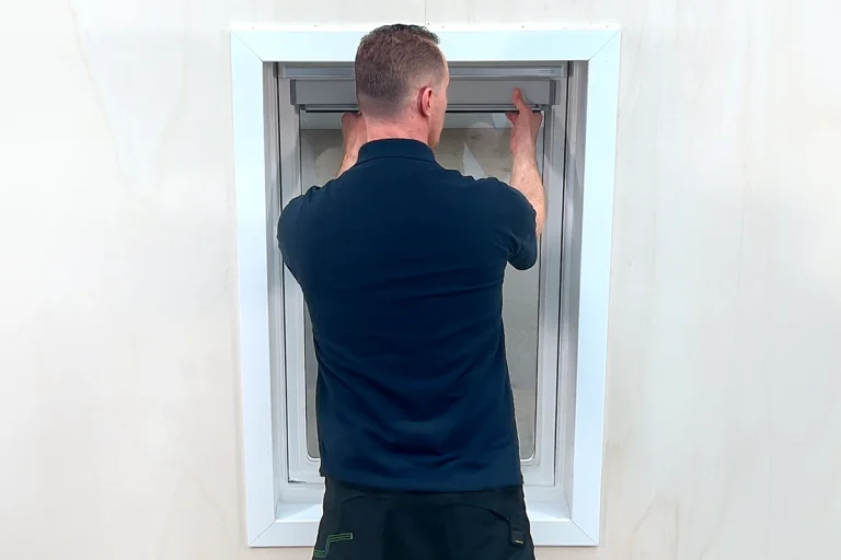 Rolgordijn plaatsen in een Velux dakraam