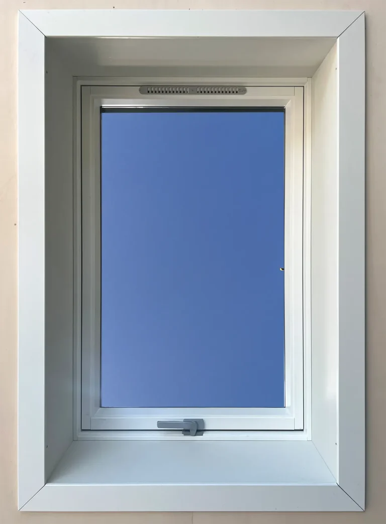 Dakraam met ventilatierooster. Open of dicht laten?