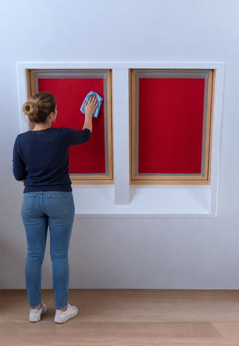 Rolgordijnen in een dakraam schoonmaken